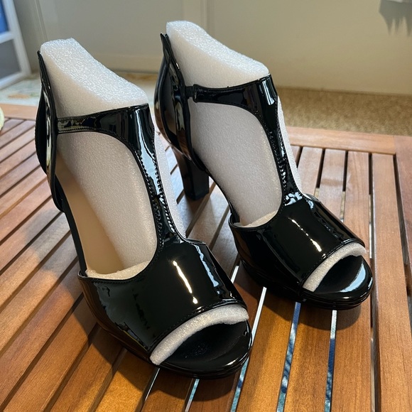 Easy Street Black Patent Flash T-Strap Sandal-NIB - Picture 5 of 7